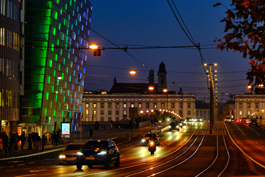 Blick auf die Nibelungenbrücke in der Nacht | Linz, Austria - November 06, 2025: Blick auf die Nibelungenbrücke in der Nacht. - Realisiert mit Pictrs.com