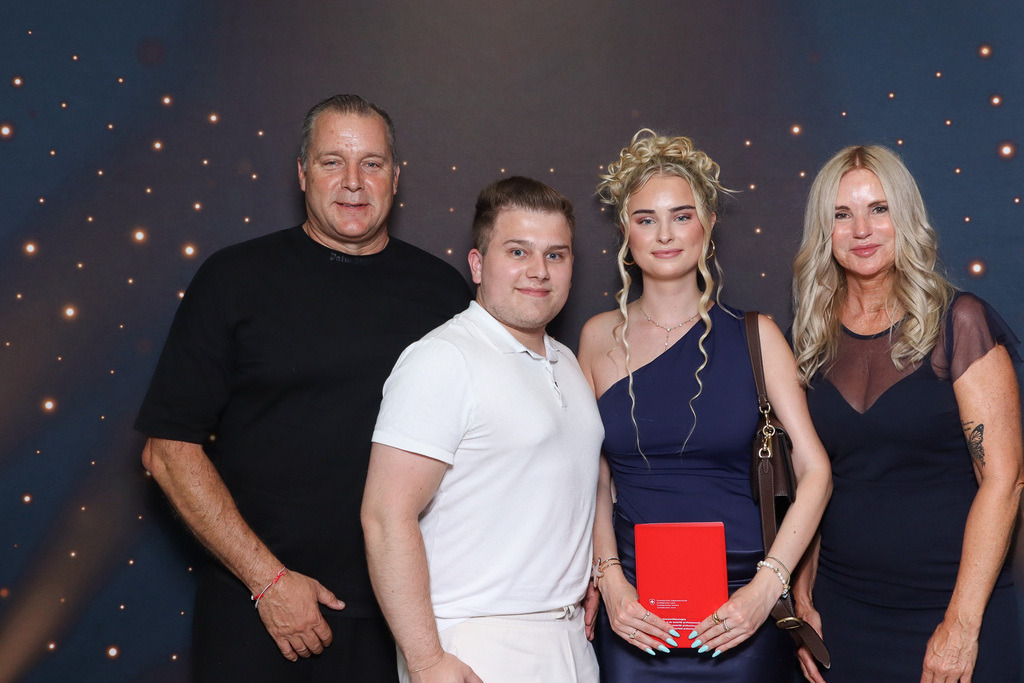 ZD260628112736-26 | Fotoshop von zweidimensional Fotografie. Ihr Fotograf im Aargau. Abzüge von Ihrem Fotobox Event bestellen.Abzüge von Ihrem Hochzeit bestellen.Abzüge von Ihrem Schulfotograf bestellen.