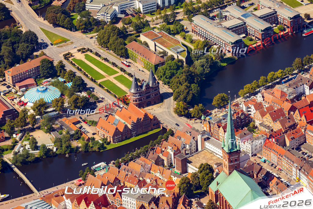 Schrägluftbild  Holstenbrücke  Lübeck - Das Luftbild wurde 2025 vom UL-Flugzeug heraus erstellt (ohne Drohne- keine Drohnenaufnahme ) - Hochauflösende Luftaufnahme -Nicht vergleichbar mit Google Maps oder Satelittenbilder- Die Geschenkidee !Mit Lizenz und Bildrechte bestellbar