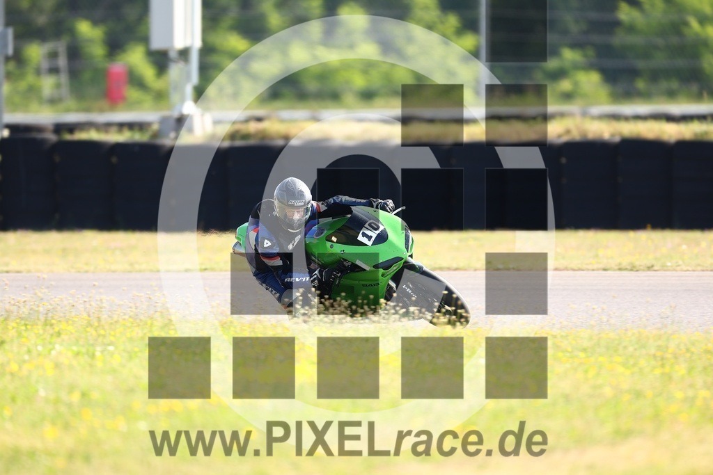0010-20260525_00248 | Schöne Erinnerungen an spannende Momente - das festzuhalten ist unser Job. PIXELrace.de ist seit 2003 auf den Rennstrecken Europas unterwegs um die Action draußen beim Fahren und die wunderbare Stimmung imm Fahrerlager für euch einzufangen.