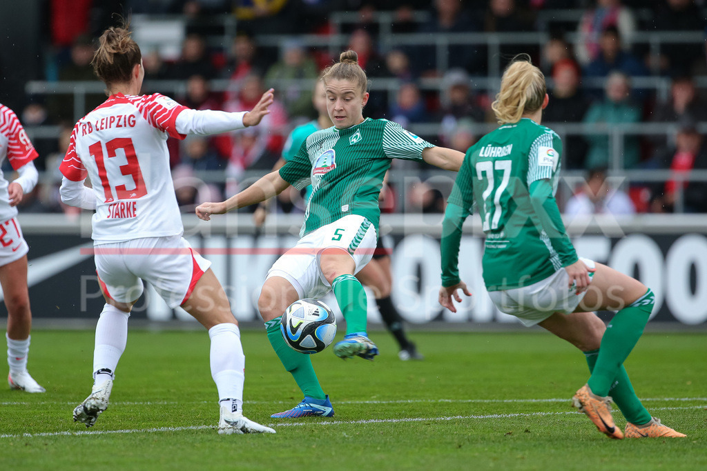 Fussball, Google Pixel Frauen-Bundesliga, RB Leipzig - SV Werder Bremen | v.li.: Sandra Starke (RB Leipzig, 13) und Michelle Ulbrich (SV Werder Bremen, 5) im Zweikampf, Duell, Dynamik, Aktion, Action, Spielszene, DIE DFB-RICHTLINIEN UNTERSAGEN JEGLICHE NUTZUNG VON FOTOS ALS SEQUENZBILDER UND/ODER VIDEOÄHNLICHE FOTOSTRECKEN. DFB REGULATIONS PROHIBIT ANY USE OF PHOTOGRAPHS AS IMAGE SEQUENCES AND/OR QUASI-VIDEO.
