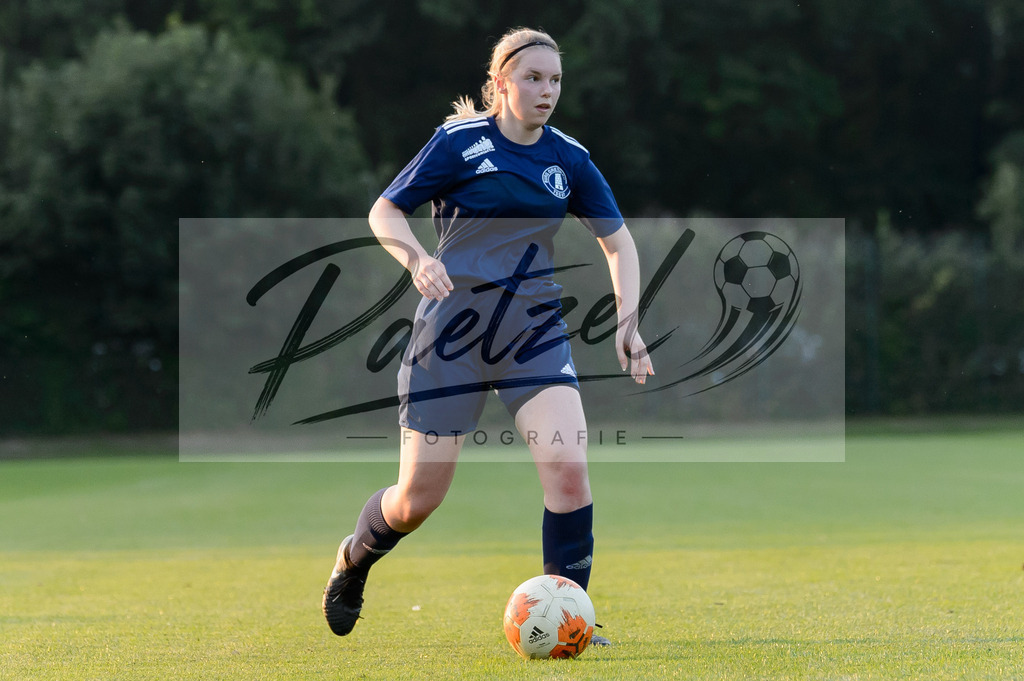 GREBES20210719_049 | Fussball, Frauen:   beim Spiel der 1. Kreisklasse zwischen TSG 07 Burg Gretesch IV und TuS Bad Essen im TSG-Sportpark am 19.07.2021 in Osnabrueck, Deutschland. - Realisiert mit Pictrs.com