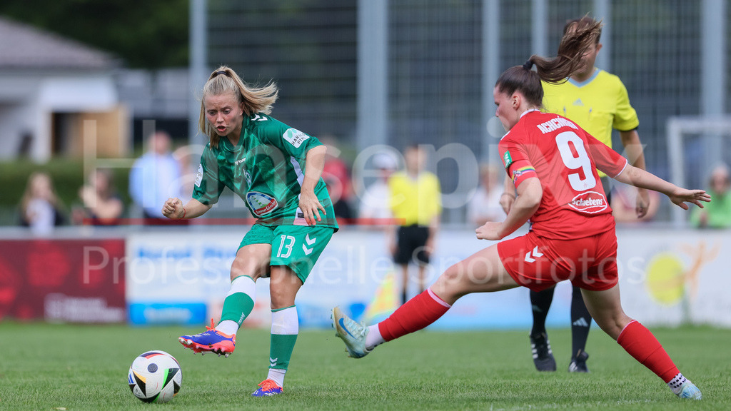 Fussball, Testspiel Frauen, SV Werder Bremen - 1. FC Köln | v.li.: Ricarda Walkling (SV Werder Bremen, 13) und Adriana Achcinska (1. FC Köln, 9) im Zweikampf, Duell, Dynamik, Aktion, Action, Spielszene