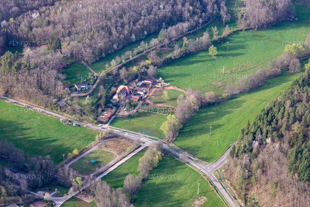 Luftbild: Vogelstockerhof in Eußerthal im Bundesland Rheinland-Pfalz in Deutschland. – Foto: IMG_131113.jpg vom 12.04.2022 durch Werner Riehm/FLY-FOTO.de – Auflösung des Originals: 5472 x 3648 px – SINGLE FOOTING - SPEED RACKING HORSES | vogelstockerhof