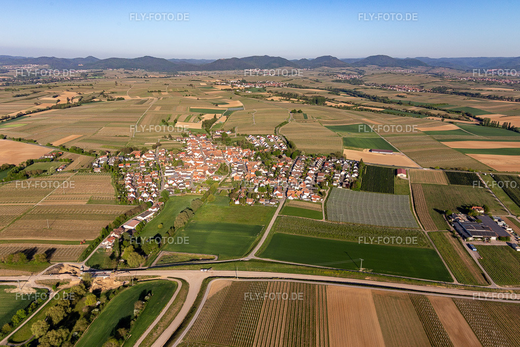 Dorf - Ansicht am Rande von Feldern und vor dem Haardtrand des Pfälzerwaldes | Luftbild: Dorf - Ansicht am Rande von Feldern und vor dem Haardtrand des Pfälzerwaldes in Impflingen im Bundesland Rheinland-Pfalz in Deutschland. Foto: IMG_120642.jpg vom 26.04.2020 durch ©2025 Werner Riehm fly-foto.de/copyright - Realisiert mit Pictrs.com