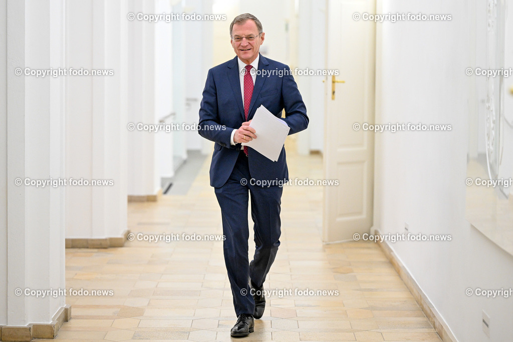 Pressekonfernz Land Ooe_ Einigung zur Westspange Steyr_ 26.01.2024-9 | 26.01.2024, Linz, AUT, Pressekonferenz Land Ooe, Einigung zur Westspange Steyr - Praesentation der verkehrlichen Wirkungsanalyse im Bild LH Thomas Stelzer (VP, Landeshauptmann Ooe)