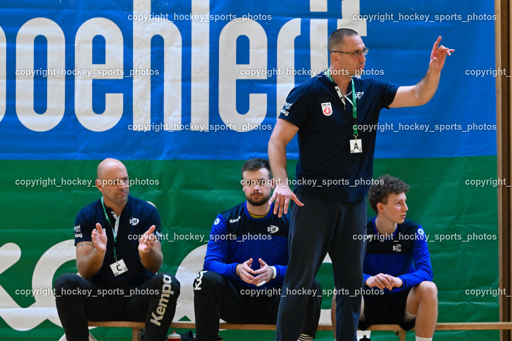 SC Ferlach vs. HC Linz AG 11.10.2023 | MIKLIN Gerald,#33 STRIEBNIG Florian SC Ferlach, Headcoach SC Ferlach ARNAUDOVSKI Risto, #2 LÄNGLE Caspar SC Ferlach, SC Ferlach vs. HC Linz AG 11.10.2023, SC Ferlach vs. HC Linz AG am 11.10.2023 in Ferlach (Ballspielhalle Ferlach), Austria, (Photo by Bernd Stefan)