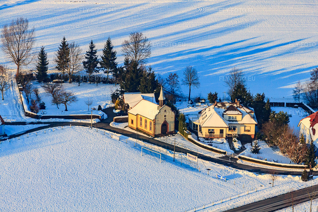 Vue aérienne: Rue de la Hte Vienne avec terrain de football et Chapelle Saint-Antoine en hiver avec de la neige à Neewiller-près-Lauterbourg dans le département Bas Rhin, France – .Photo: IMG_36659.jpg prise le 05/01/2011 par Werner Riehm/FLY-FOTO.eu – Résolution de l'original: 4752 x 3168 px