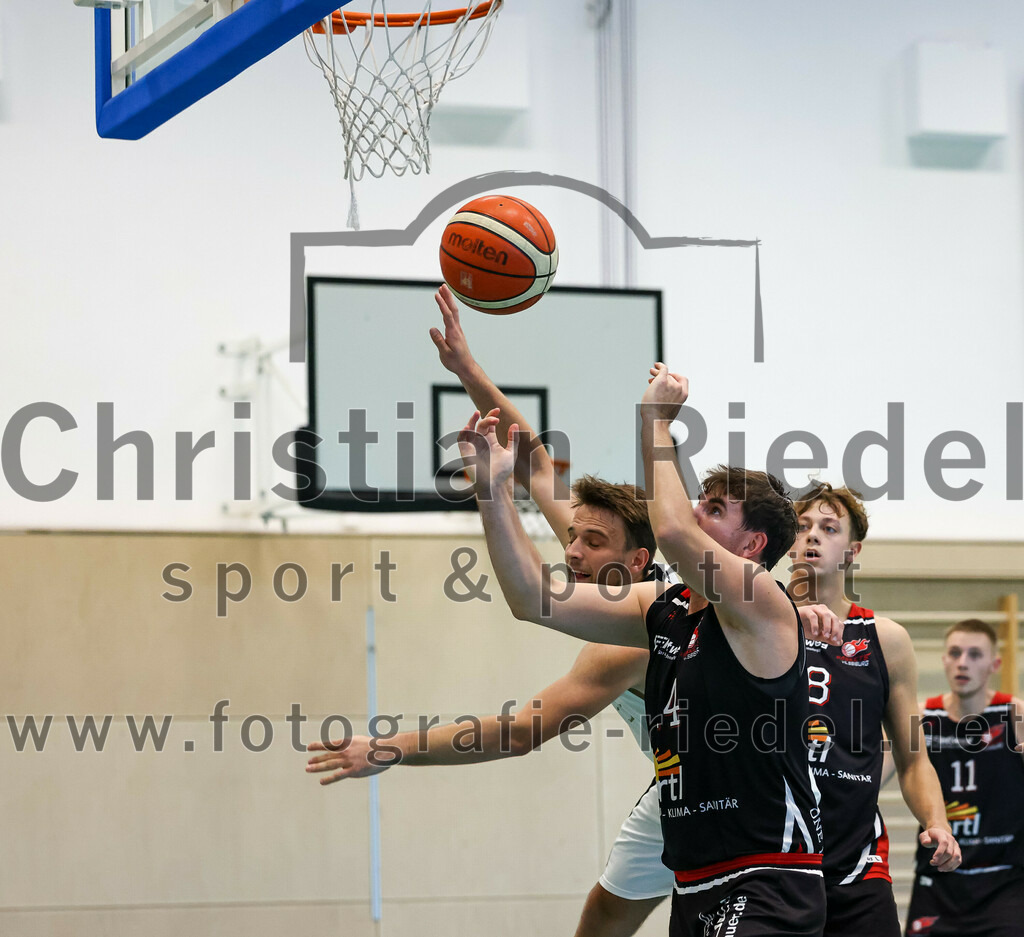 2022-10-16_008_TSV_Vaterstetten_gegen_Baskets_Vilsbiburg_2 | Vaterstetten, Deutschland, 16.10.2022:
Basketball, Bayernliga Herren Südost 2022 / 2023, 1. Spieltag, TSV Vaterstetten gegen Baskets Vilsbiburg 2, Endergebnis: 83:64

M. Engel (Baskets Vilsbiburg, #14),  (Baskets Vilsbiburg, #8)

Foto: Christian Riedel / fotografie-riedel.net