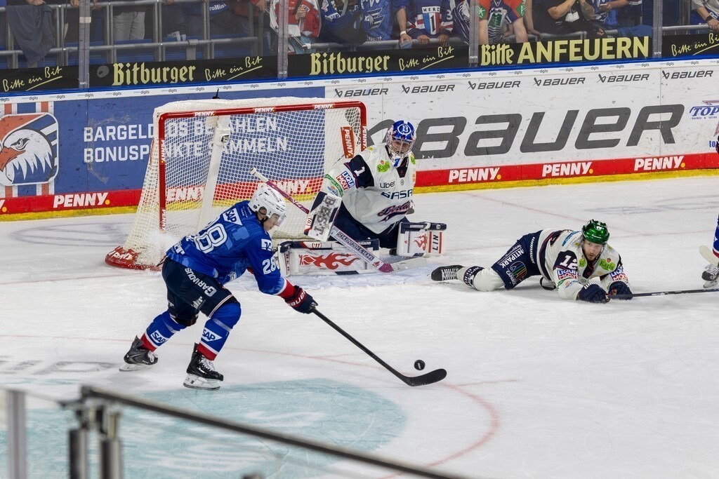 DEL, Deutsche Eishockey Liga Saison 2025/26, 3. Spieltag: Adler Mannheim gegen Eisbären Berlin***Bild: Alexander Ehl (28, Mannheim) mut guter Gelegenheit | DEL, Deutsche Eishockey Liga Saison 2025/26, 3. Spieltag: Adler Mannheim gegen Eisbären Berlin***Bild: Alexander Ehl (28, Mannheim) mut guter Gelegenheit - Realisiert mit Pictrs.com