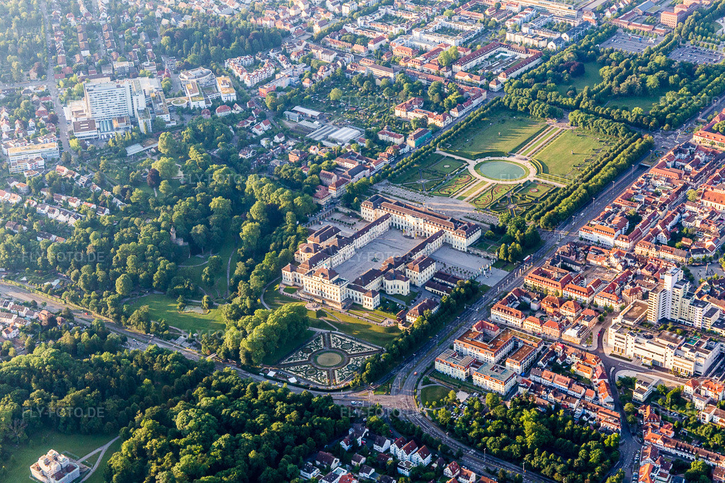 Luftbild: Schloßpark blühendes Barock von Schloß Residenzschloss Ludwigsburg und Favoritepark in Ludwigsburg im Bundesland Baden-Württemberg in Deutschland. Foto: IMG_101544.jpg vom 08.07.2017 durch Werner Riehm/FLY-FOTO.de