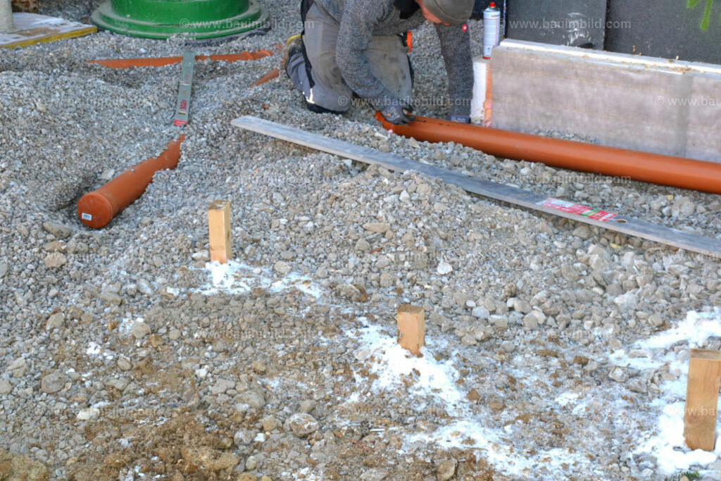 bib-lg03-abwasserkanal-0118 | Nach LV-Leistungsgruppen sortierte Detailfotos über den Bau eines Hauses. Alle Hausbau-Bilder direkt vom Urheber und Autor der Website Haus-Selber-Bauen.com