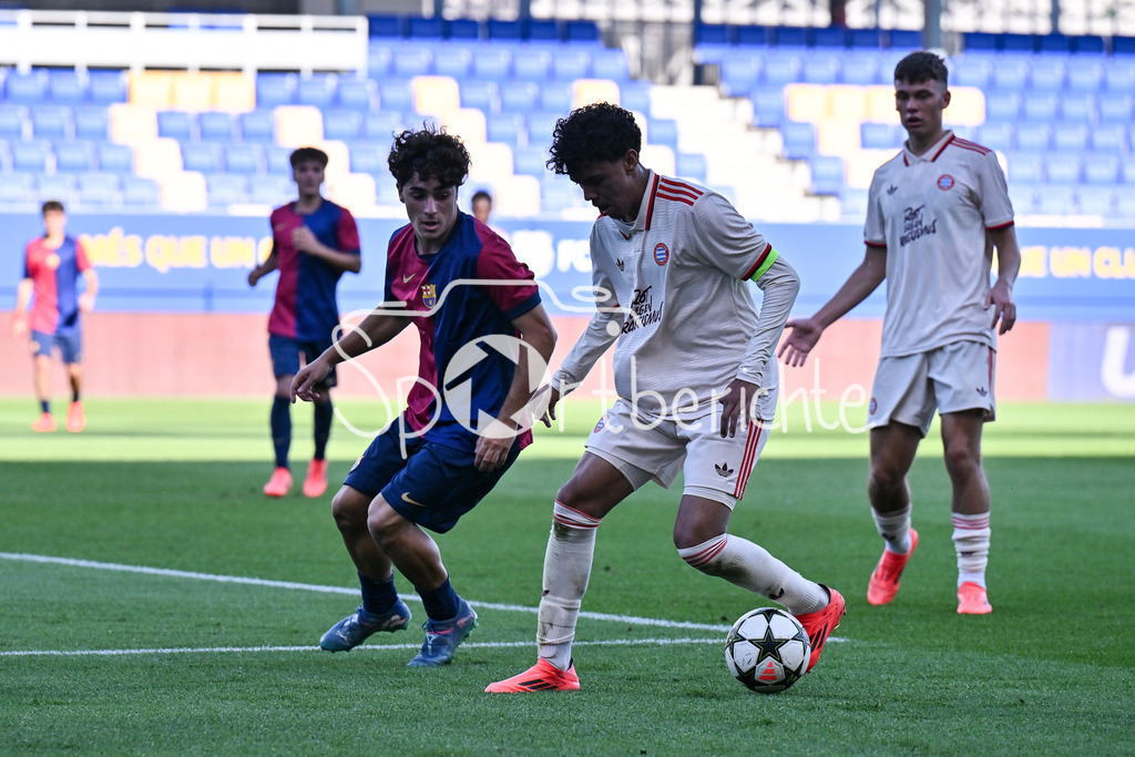 FC Barcelona U19 - FC Bayern München U19 | im Duell Jan VIRGILI (FC Barcelona U19 #7) und Adam AZNOU (FCB #3) / Zweikampf / UEFA Youth League: FC Barcelona U19 - FC Bayern München U19, Estadi Johan Cruyff am am 23.10.2024