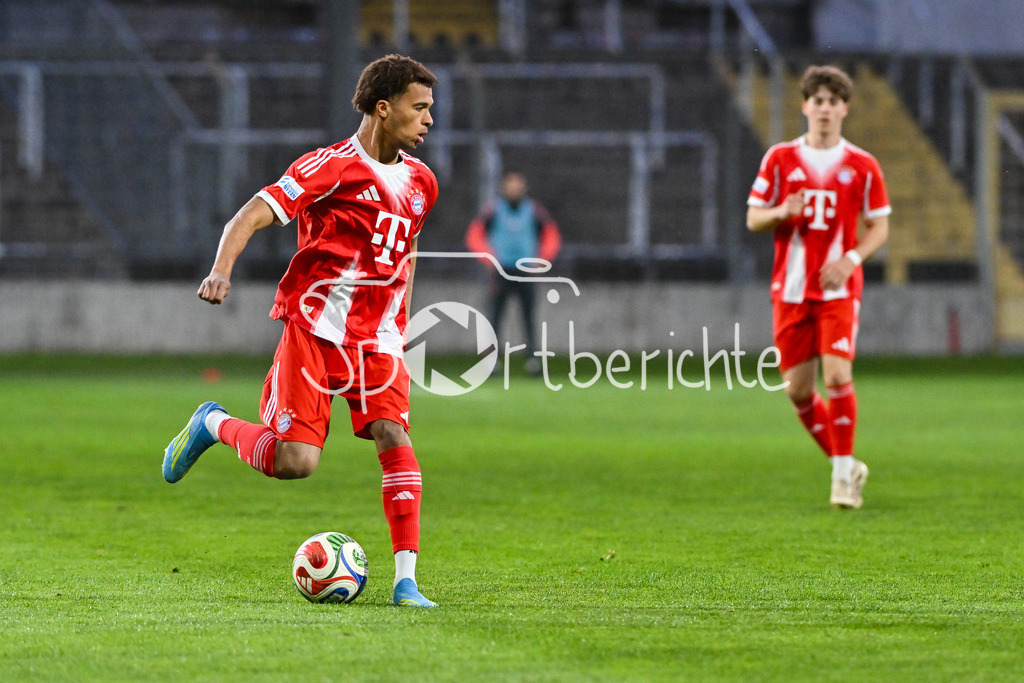 FC Bayern Amateure - TSV Aubstadt | MÜNCHEN, GERMANY - 24. APRIL: am Ball Aadiki CHEMWOR (FC Bayern München II 13) / Einzelfoto / Freisteller während dem Match zwischen den Amateuren des FC Bayern und dem TSV Aubstadt am 31. Spieltag der Regionalliga Bayern im Grünwalder Stadion