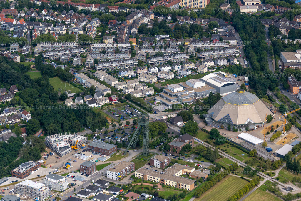 4050186 | Wohnbausiedlung und Berufsförderungswerk der Bauindustrie, Oberhausen OBERHAUSEN 25.08.2021 Parkanlage OLGA-Park mit ehemaligem Förderturm und Steigerhaus in Oberhausen im Bundesland Nordrhein-Westfalen. Weiterführende Informationen bei: Contact GmbH,  Stadt Oberhausen. // Park of OLGA-Park with former headframe and Steigerhaus in Oberhausen in the state North Rhine-Westphalia, Germany. Further information at: Contact GmbH,  Stadt Oberhausen. Foto: Gerhard Launer