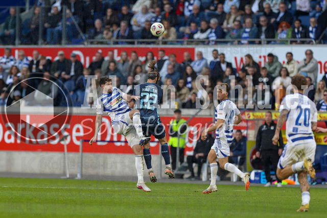 22.03.2026, GER, Fussball, Herren, 3. Liga, Saison 2025/2026, MSV Duisburg - 1860 München | Tobias Fleckstein (MSV Duisburg) und Sigurd Hauso Haugen (1860 München) im Kampf um den Ball 