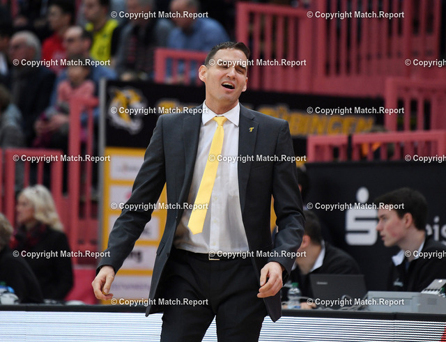 Basketball 2. Bundesliga  19/20: Tigers Tuebingen - MLP Academics Heidelberg | Basketball  2. Bundesliga 2019/2020  19. SpieltagTigers Tuebingen - MLP Academics Heidelberg     12.01.2020Trainer Andy Hipsher (Tigers) nachdenklichFOTO: ULMER PressebildagenturxxNOxMODELxRELEASExx