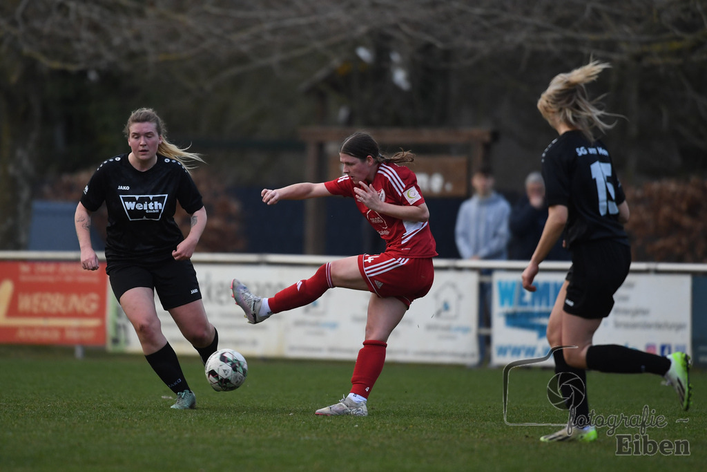 SG am Meer-SpVG Aurich U20 | Bezirksliga Frauen Nord; SG am Meer (schwarz)-SpVG Aurich U20 (rot) am 23.03.2025; in Gristede (Fehrenkampstr. 2a), Photo: Philip Eiben 2025 - Realisiert mit Pictrs.com
