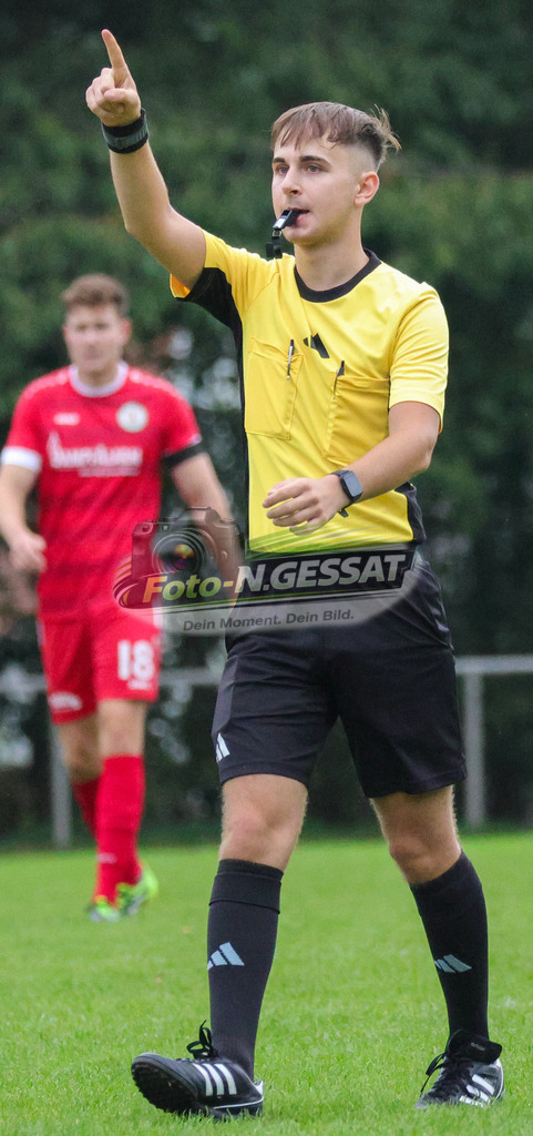 Bünder SV - VfL Holsen | Auf dem Bild zu sehen: Schiedsrichter: Nico Jendrysiak Bünder SV, VfL Holsen, Saison 26/27, Kreisliga A, Bünde, Deutschland - Realisiert mit Pictrs.com