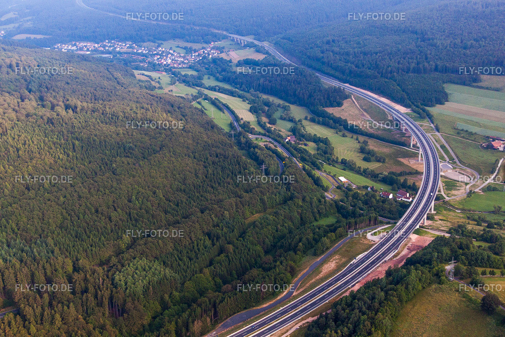 Fahrspuren der Autobahn- Trasse und Streckenverlauf der BAB A7 | Luftbild: Fahrspuren der Autobahn- Trasse und Streckenverlauf der BAB A7 im Ortsteil Römershag in Bad Brückenau im Bundesland Bayern in Deutschland. Foto: IMG_68809.jpg vom 22.06.2014 durch Werner Riehm/FLY-FOTO.de - Realisiert mit Pictrs.com