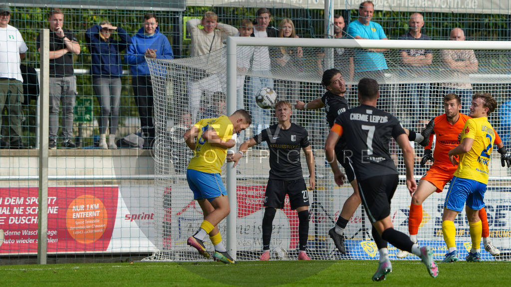 Fußball, Herren, Saison 2025/2026, Regionalliga Nordost, 10. Spieltag, FSV 63 Luckenwalde vs. BSG Chemie Leipzig, Samstag 27.09.2025, Werner-Seelenbinder-Stadion Luckenwalde, | Fußball, Herren, Saison 2025/2026, Regionalliga Nordost, 10. Spieltag, FSV 63 Luckenwalde vs. BSG Chemie Leipzig, Samstag 27.09.2025, Werner-Seelenbinder-Stadion Luckenwalde, Im Bild: Lucas Will (l. Luckenwalde) köpft zum Siegtreffer ein. - Realisiert mit Pictrs.com