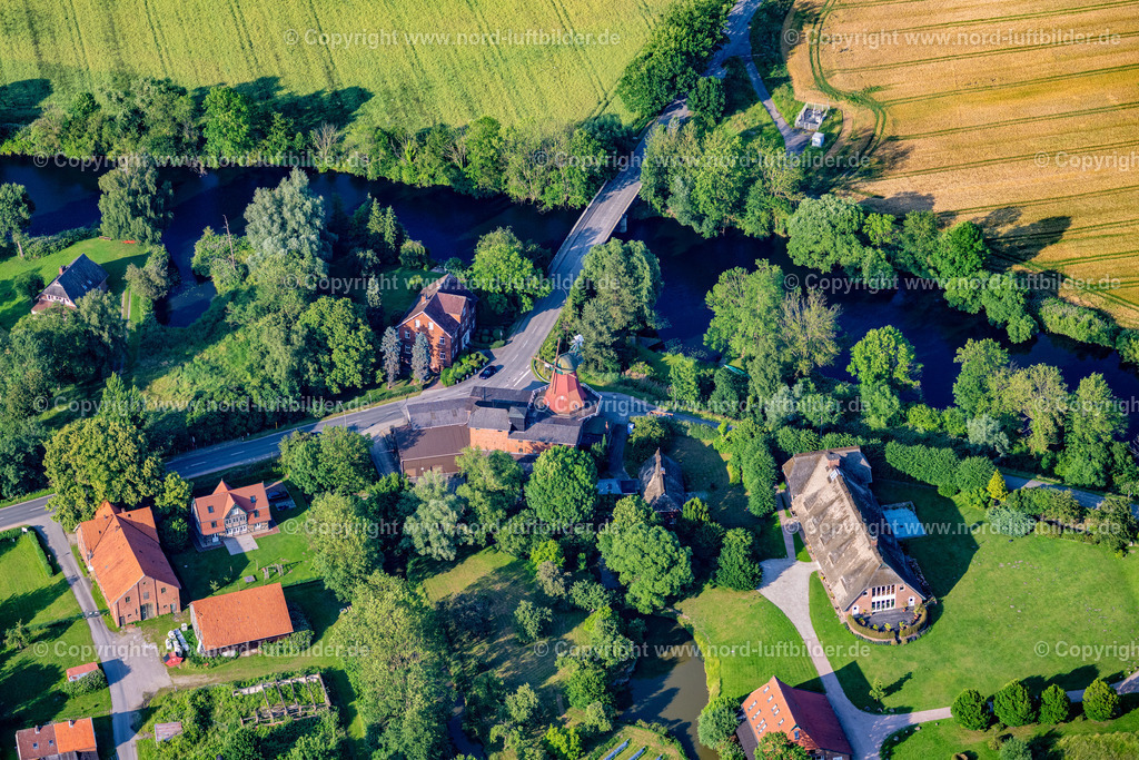 Hamburg_Reitbrooker_Mühle_ELS_6158160625 | HAMBURG 16.06.2025 Historische Windmühle " Reitbrooker Mühle " an der Straße Neuengammer Hausdeich, Vorderdeich in Hamburg, Deutschland. // Historic windmill " Reitbrooker Muehle " on the street Neuengammer Hausdeich, Vorderdeich in Hamburg, Germany. Foto: Martin Elsen