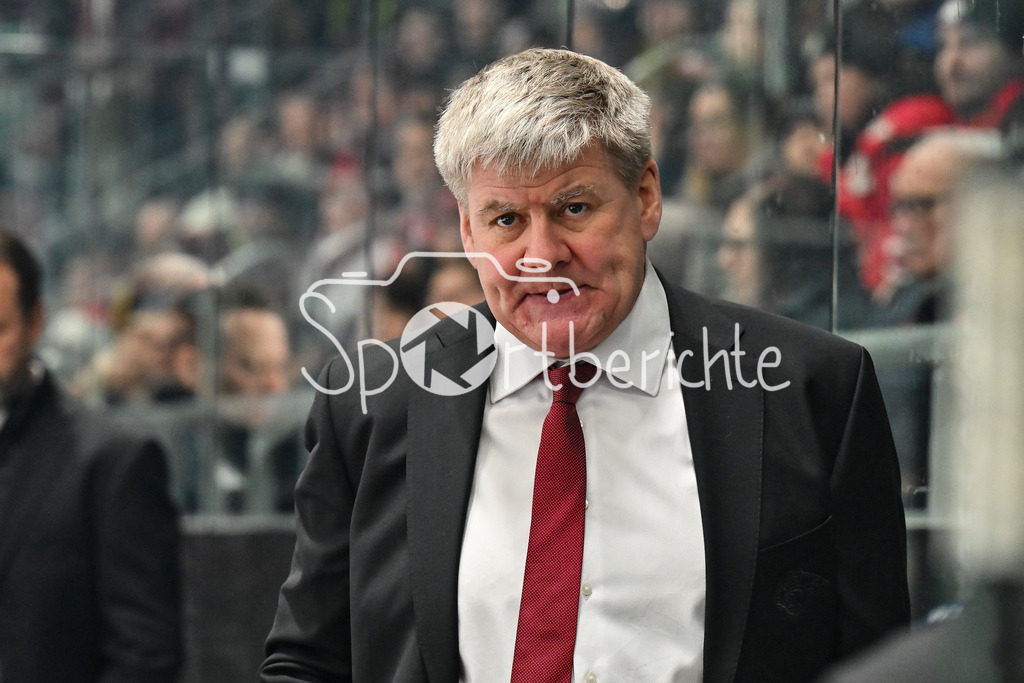 Augsburger Panther - Kölner Haie | AUGSBURG, GERMANY - 11. JANUARY: im Bild Bill PETERS Trainer Augsburger Panther / Einzelfoto / Freisteller während dem Match zwischen den Augsburger Panthern und den Kölner Haien am 39. Spieltag der penny DEL im Curt Frenzel Stadion