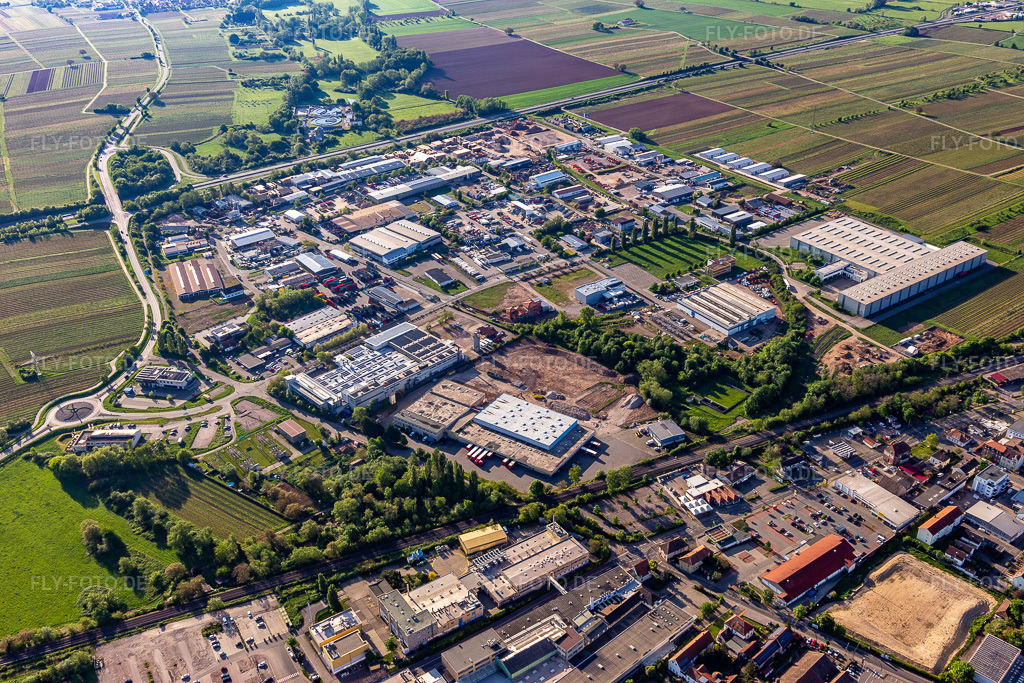 Luftbild: Industriering in Edenkoben im Bundesland Rheinland-Pfalz in Deutschland. Foto: IMG_131304.jpg vom 07.05.2022 durch Werner Riehm/FLY-FOTO.de