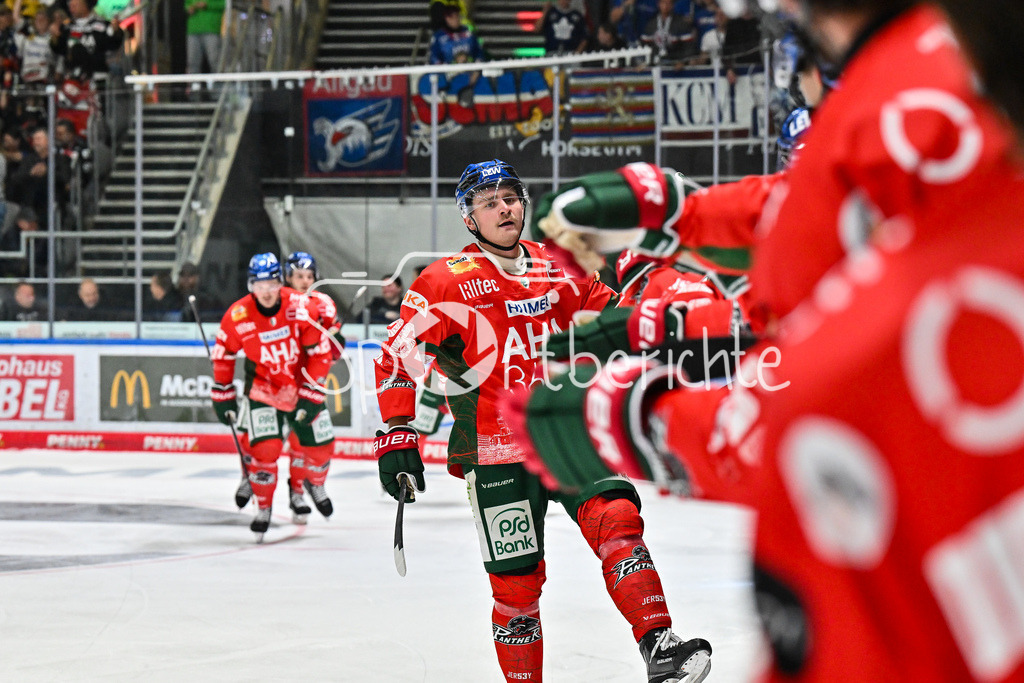 Augsburger Panther - Adler Mannheim | Jubel der Panther nach dem Treffer zum 3-3 durch Alexander BLANK (Augsburger Panther 26) / Tor / Torschuetze / Freude / Happy / DEL: Augsburger Panther - Adler Mannheim; Curt Frenzel Stadion am 14.09.2025