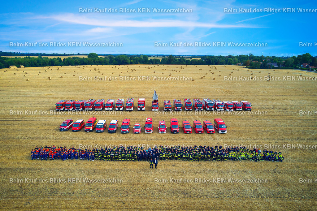 feuerwehr-börde-2_0017 | 

Bei diesem Fototermin kommen zahlreiche Kameradinnen und Kameraden mit ihren Einsatzfahrzeugen zu einem gemeinsamen Gruppenfoto zusammen. Rund 300 Feuerwehrleute und etwa 30 Einsatzfahrzeuge werden dabei aus der Luft fotografiert.

Die Aufnahme soll vor allem eines zeigen: die Menschen hinter der Feuerwehr. Menschen, die ihre Freizeit investieren, Verantwortung übernehmen und im Ernstfall für andere da sind.

Das Gruppenfoto wird hier als besonderes Erinnerungsstück angeboten. Wer selbst dabei war, kann sich sein persönliches Exemplar als hochwertiges Wandbild bestellen – zum Beispiel als Leinwand, Acrylglas oder Alu-Dibond. Auch für Feuerwehrhäuser, Gerätehäuser, Familien und Feuerwehrkameraden ist das Bild eine schöne Erinnerung an diesen besonderen gemeinsamen Termin.
 - Realisiert mit Pictrs.com