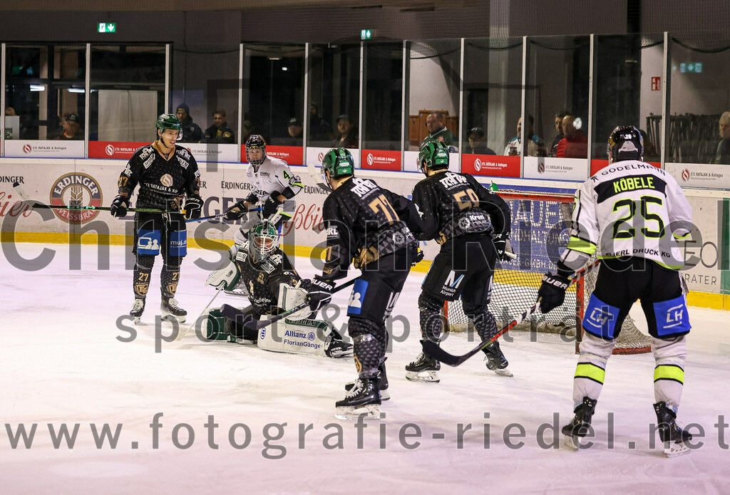 2024-02-23_053_TSV_Erding_gegen_ERSC_Amberg | Erding, Deutschland, 23.02.2024:
Eishockey, Bayernliga Playoffs 2023 / 2024, 3. Spieltag, TSV Erding gegen ERSC Amberg, Endergebnis: 2:3 n. V.

Mark Waldhausen (Erding Gladiators, #27), Torwart Dimitri Pätzold (Erding Gladiators, #32), Philipp Michl (Erding Gladiators, #77), Paul Pfenninger (Erding Gladiators, #58), Felix Köbele (ERSC Amberg, #25)

Foto: Christian Riedel / fotografie-riedel.net