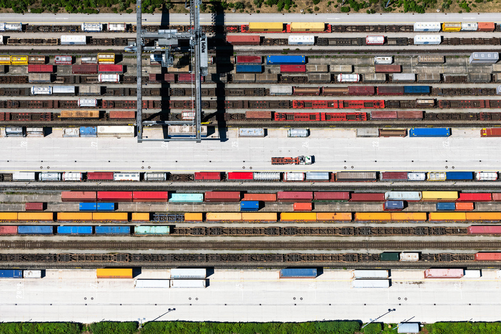 dr__0054529.jpg | MüNCHEN 12.06.2020 Schienen- und Gleisstrecken auf den Abstellgleisen und Rangierstrecken des Rangierbahnhofes und Güterbahnhofes der Deutschen Bahn im Ortsteil Bogenhausen in München im Bundesland Bayern, Deutschland. Weiterführende Informationen bei: DB Netz AG,  Deutsche Bahn AG. // Marshalling yard and freight station of the Deutsche Bahn in the district Bogenhausen in Munich in the state Bavaria, Germany. Further information at: DB Netz AG,  Deutsche Bahn AG. Foto: Daniel Reiter