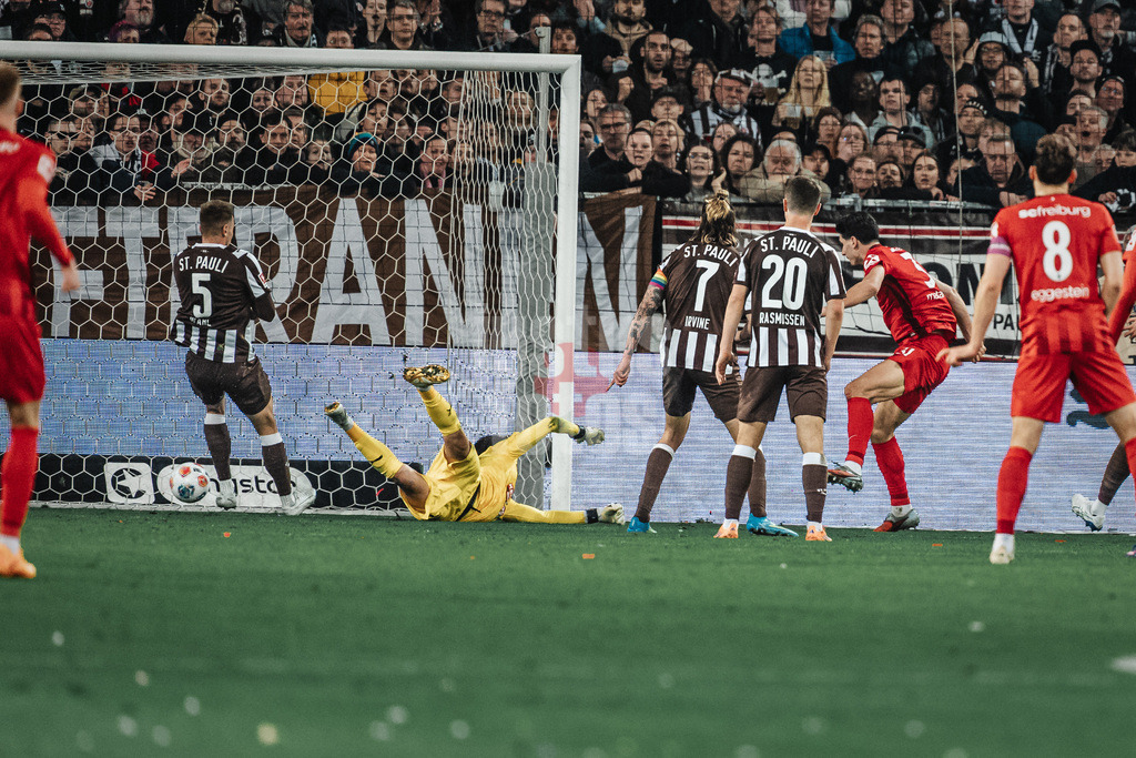 Fußball | Männer | Saison 2025/2026  | Fußball-Bundesliga | 27. Spieltag | FC St. Pauli vs. SC Freiburg | 22.04.2026 | Igor Matanovic (#31, SC Freiburg) schießt das 2:1 Tor