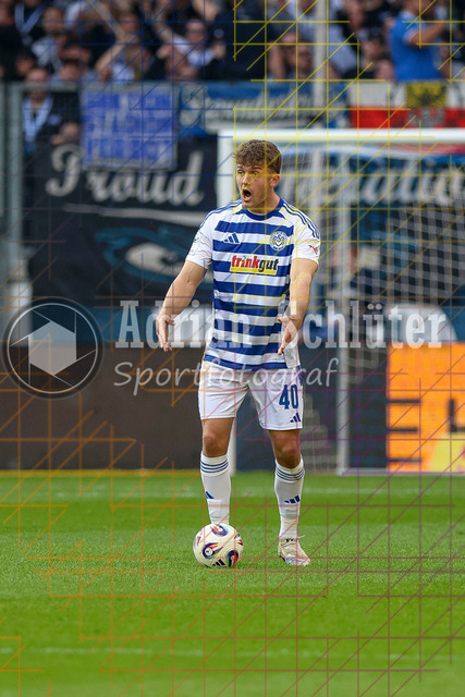 22.03.2026, GER, Fussball, Herren, 3. Liga, Saison 2025/2026, MSV Duisburg - 1860 München | Ben Schlicke (MSV Duisburg) gestikuliert, Gestik mit Ball am Fuß