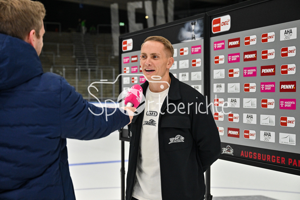 Augsburger Panther - Kölner Haie | Im Bild Markus KELLER - Teammanager der Augsburger Panther - beim Interview mit MagentaSport / Magenta Sport / Einzelfoto / Freisteller / DEL: Augsburger Panther - Kölner Haie; Curt Frenzel Stadion am 26.09.2025