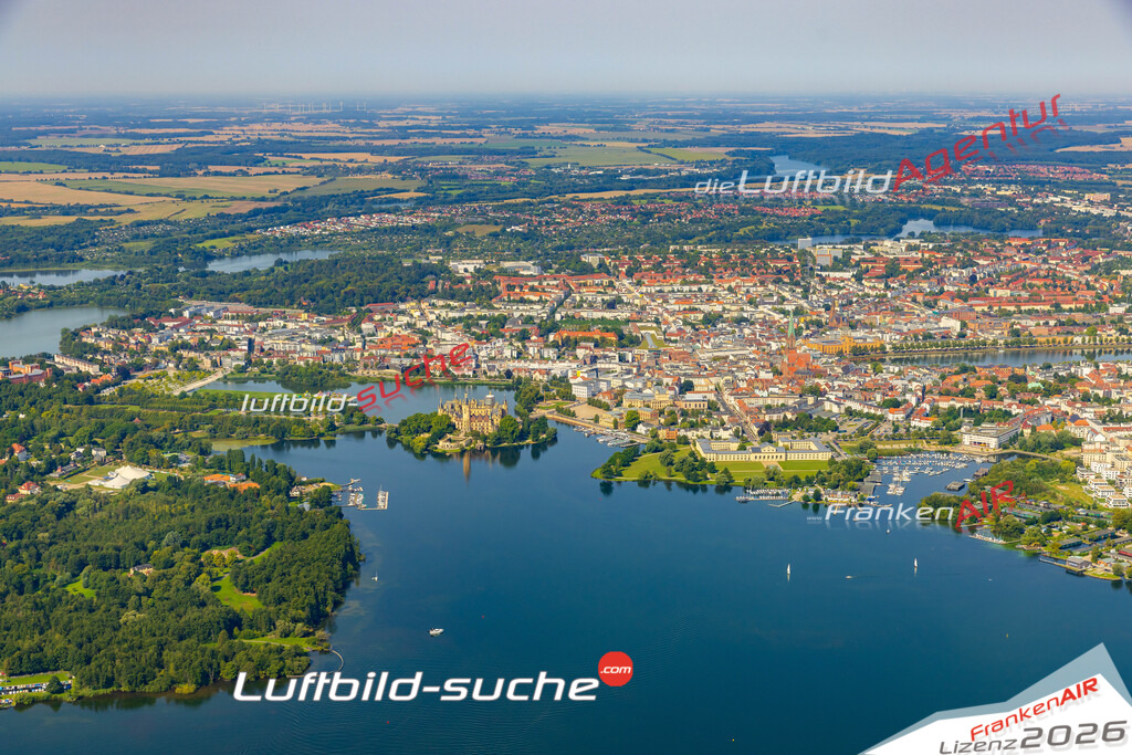 Schweriner Altstadt Schwerin Bild- Das Luftbild wurde 2025 vom UL-Flugzeug heraus erstellt ( keine Drohne bzw. Drohnenaufnahme ) - Hochauflösende Luftaufnahme -Nicht vergleichbar mit Google Maps oder Satelittenbilder- Die Geschenkidee !Mit Lizenz und Bildrechte bestellbar - CC