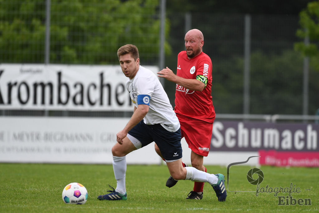 SV Brake Ü40-BW Bümmerstede (Ü40) | Kreispokal Finale Jade-Weser-Hunte Ü40; SV Brake Ü40 (rot)-BW Bümmerstede Ü40 (weiß) am 15.06.2025 in Rastede (Sportanlage Köttersweg), Photo: Philip Eiben 2025 - Realisiert mit Pictrs.com