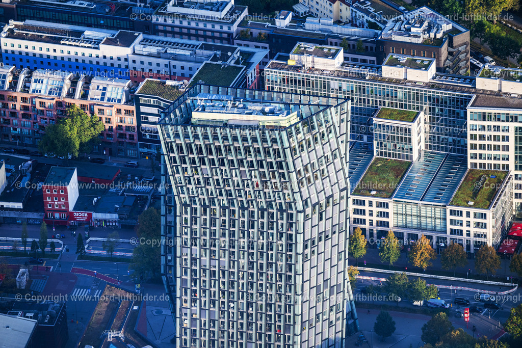 Hamburg_Tanzenden_Türme_ELS_7495181023 | HAMBURG 18.10.2023 Hochhaus- Ensemble " Tanzende Türme " an der Ecke Reeperbahn - Zirkusweg im Ortsteil Sankt Pauli in Hamburg, Deutschland. Weiterführende Informationen bei: ARCOTEL Hotels & Resorts GmbH,  Hadi Teherani Architects GmbH,  Hillmer und Richter Architekten GmbH,  IQ Tower GmbH & Co. KG,  STRABAG AG,  TTG Betriebs GmbH & Co. KG. // High-rise ensemble of " Tanzende Tuerme " on corner Reeperbahn - Zirkusweg in the district Sankt Pauli in Hamburg, Germany. Further information at: ARCOTEL Hotels & Resorts GmbH,  Hadi Teherani Architects GmbH,  Hillmer und Richter Architekten GmbH,  IQ Tower GmbH & Co. KG,  STRABAG AG,  TTG Betriebs GmbH & Co. KG. Foto: Martin Elsen