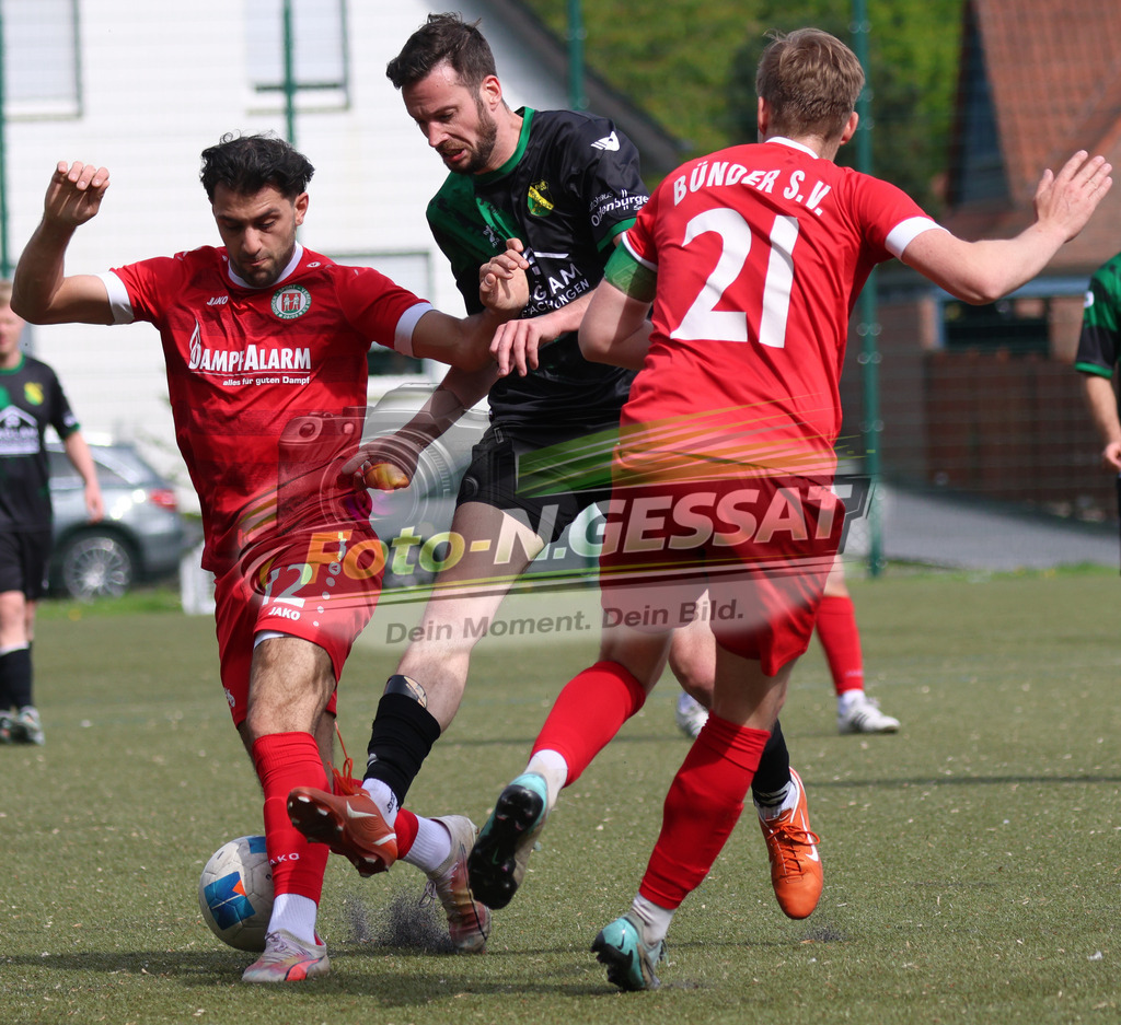Bünder SV - SC Enger | Auf dem Bild zu sehen: rot Bünder SV v.l.: Batuhan Kaymak, Timo Westerbeck ; schwarz SC Enger: Sebastian Schnittger  Bünder SV, SC Enger, Saison 25/26, Kreisliga A, Bünde, Deutschland - Realisiert mit Pictrs.com