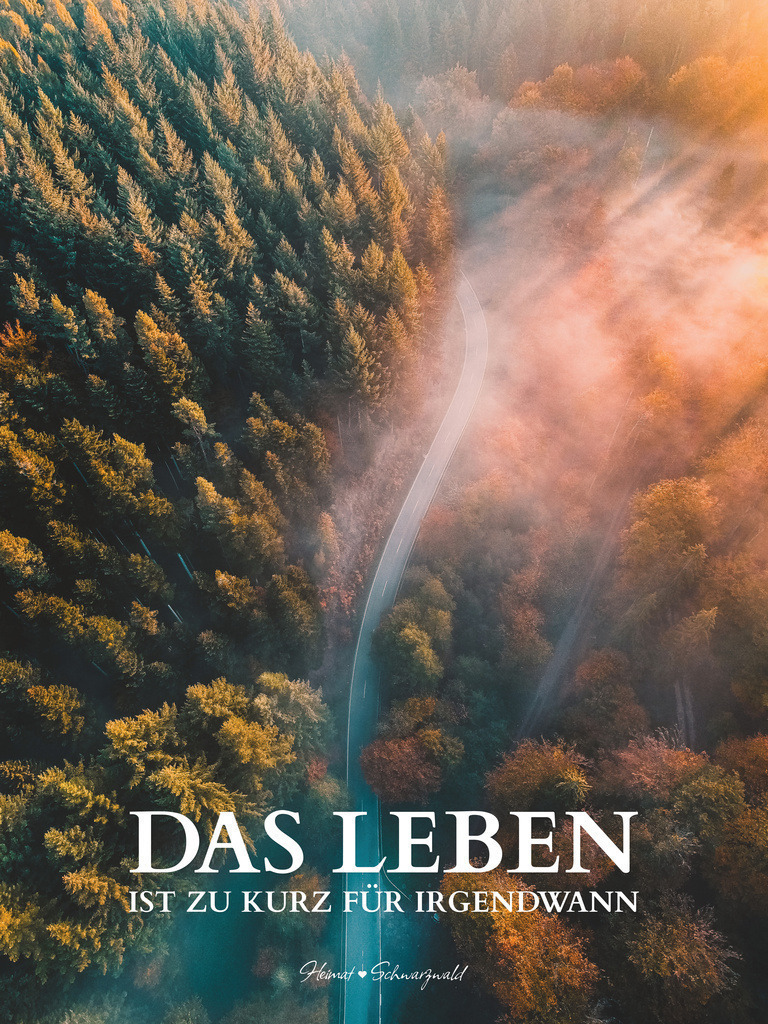 Edition “MOTIVATION” | Spruch: DAS LEBEN IST ZU KURZ FÜR IRGENDWANN. Die Edition “MOTIVATION” bringt den Spirit des Schwarzwaldes zu Ihnen nach Hause. Wählen Sie Ihren Lieblingsspruch aus zehn unterschiedlichen Varianten. Perfekt für Ihr eigenes Zuhause oder als Geschenk für heimatverliebte Freunde.
 - Realisiert mit Pictrs.com