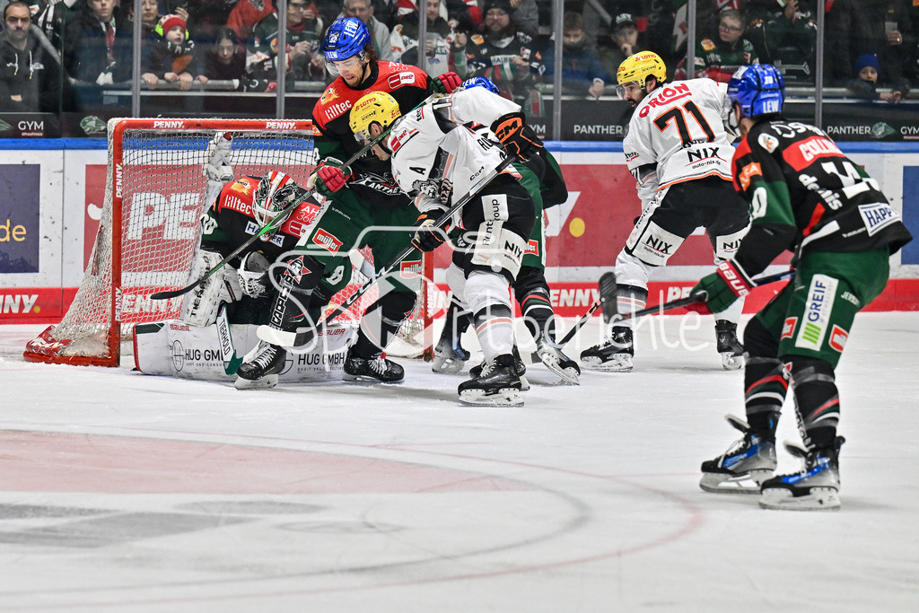 Augsburger Panther - Löwen Frankfurt  | in dieser Szene kann Strauss MANN (Augsburger Panther #38) den Puck vor halten / DEL: Augsburger Panther - Loewen Frankfurt, Curt Frenzel Stadion am 12.01.2025