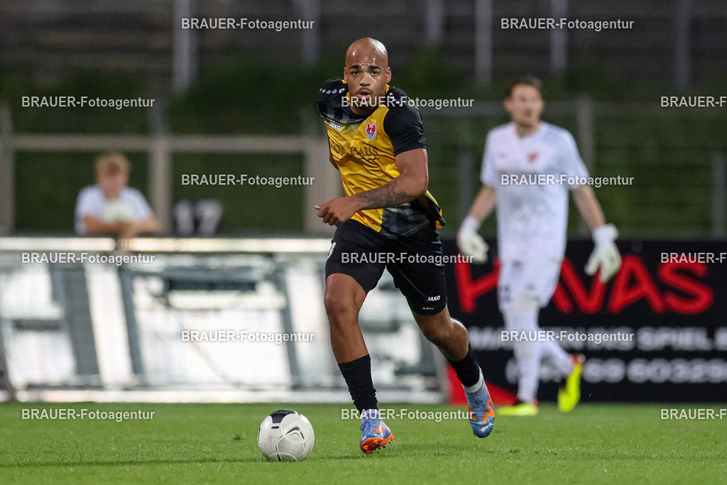 SB_KFCBAU_20250815_5426.JPG -  - KFC Uerdingen - SF Baumberg - Oberliga Niederrhein | Krefeld, Deutschland, 15.08.25: Anthony Oscasindas (KFC Uerdingen) in Aktion, am Ball, Einzelaktion während des Oberliga Niederrhein Spiels zwischen KFC Uerdingen - SF Baumberg in der Grotenburg Stadion am 15. August 2025 in Krefeld, Deutschland. (Foto von Stefan Brauer/Brauer-Fotoagentur)