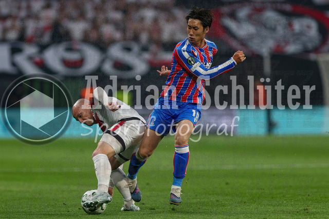27.05.2026, EUR, Fussball, Herren, Conference League Finale, Saison 2025/2026, Crytsal Palace F.C. - Rayo Vallecano de Madrid | Isi Palazon (Rayo Vallecano, #7) und Daichi Kamada (Crystal Palace, 18) im Kampf um den Ball