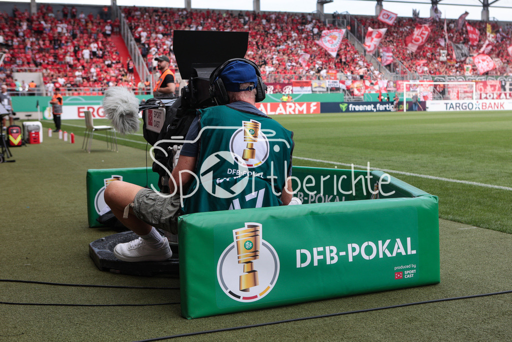 FC Ingolstadt - 1. FC Kaiserslautern | Der Kameramann beim DFB Pokal Spiel zwischen Ingolstadt und dem 1. FC Kaiserslautern in Aktion / Kamera / Sport Cast / Symbolbild