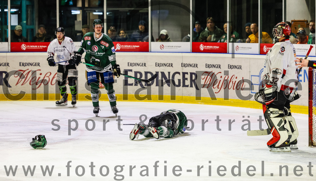 2023-11-12_090_TSV_Erding_gegen_EHC_Koenigsbrunn | Erding, Deutschland, 12.11.2023:
Eishockey, Bayernliga Vorrunde 2023 / 2024, 9. Spieltag, TSV Erding gegen EHC Königsbrunn, Endergebnis: 3:2

Elia Ostwald (Erding Gladiators, #17), Leon Abstreiter (Erding Gladiators, #72), Torwart Stefan Vajs (EHC Königsbrunn, #32)

Foto: Christian Riedel / fotografie-riedel.net