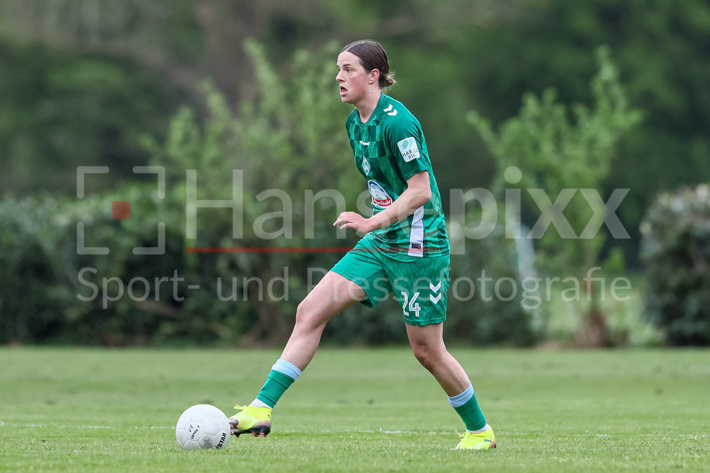 Fussball, Testspiel Frauen, ATS Buntentor - SV Werder Bremen | v.li.: Lara Schmidt (SV Werder Bremen, 24) am Ball, Freisteller, Einzelbild, Ganzkörper, Aktion, Action, Spielszene