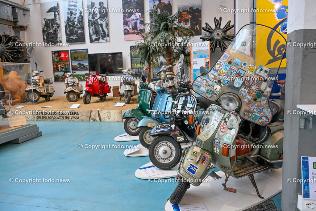 Italien_ Toskana_ Provinz Pisa_ Pontedera_ Vespa_ 29.05.2024-56 | 29.05.2024, Italien, ITA, Toskana, Pontedera im Bild Piaggio, Vespa, Museum

Piaggio ist ein italienischer Fahrzeughersteller mit Sitz in Pontedera. Das Unternehmen produziert verschiedene Mofas und Motorroller, unter anderem die Vespa, das Lastendreirad Ape sowie den Kleintransporter Porter. Zum Konzern gehören auch die Motorradmarken Aprilia, Derbi, Gilera, Laverda und Moto Guzzi. 
Quelle: Wikipedia