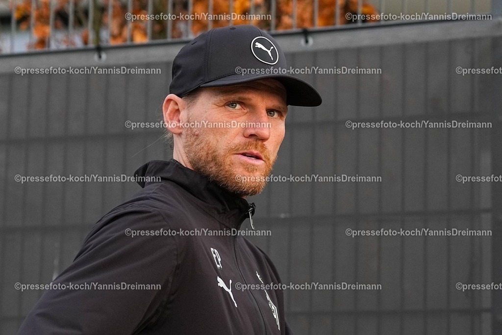 xYDRx13112501058 | 13.11.2025, xydrx, Fußball, Testspiel, Borussia Mönchengladbach - NV Koninklijke Lierse SK, Fohlenplatz am Borussia-Park: Eugen Polanski (Cheftrainer Borussia Mönchengladbach)