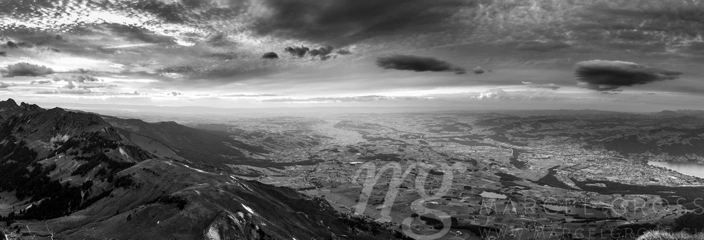 Panorama-Aussicht auf Thun und Region bei Sonnenuntergang vom Stockhorn gesehen | panoramic picture of the City of Thun and the surroundings at sunset. Captured on the hill of Stockhorn - Realisiert mit Pictrs.com