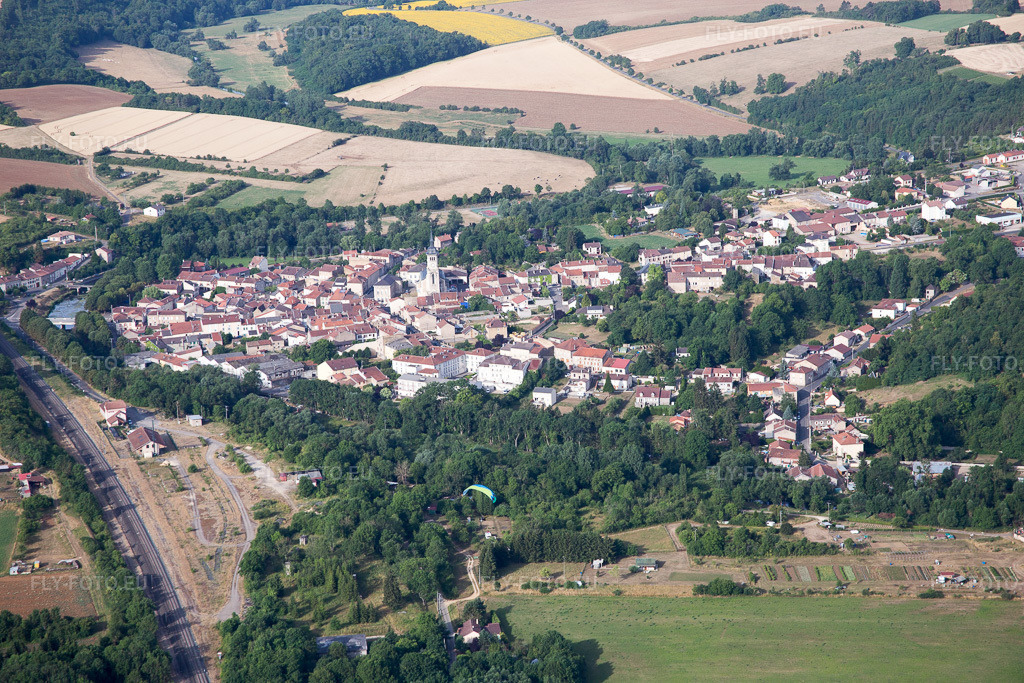 Vue aérienne: Vue du village à Thiaucourt-Regniéville dans le département Meurthe et Moselle, France. Photo: IMG_083280.jpg prise le 12/07/2015 par Werner Riehm/FLY-FOTO.eu – Résolution de l'original: 5472 x 3648 px